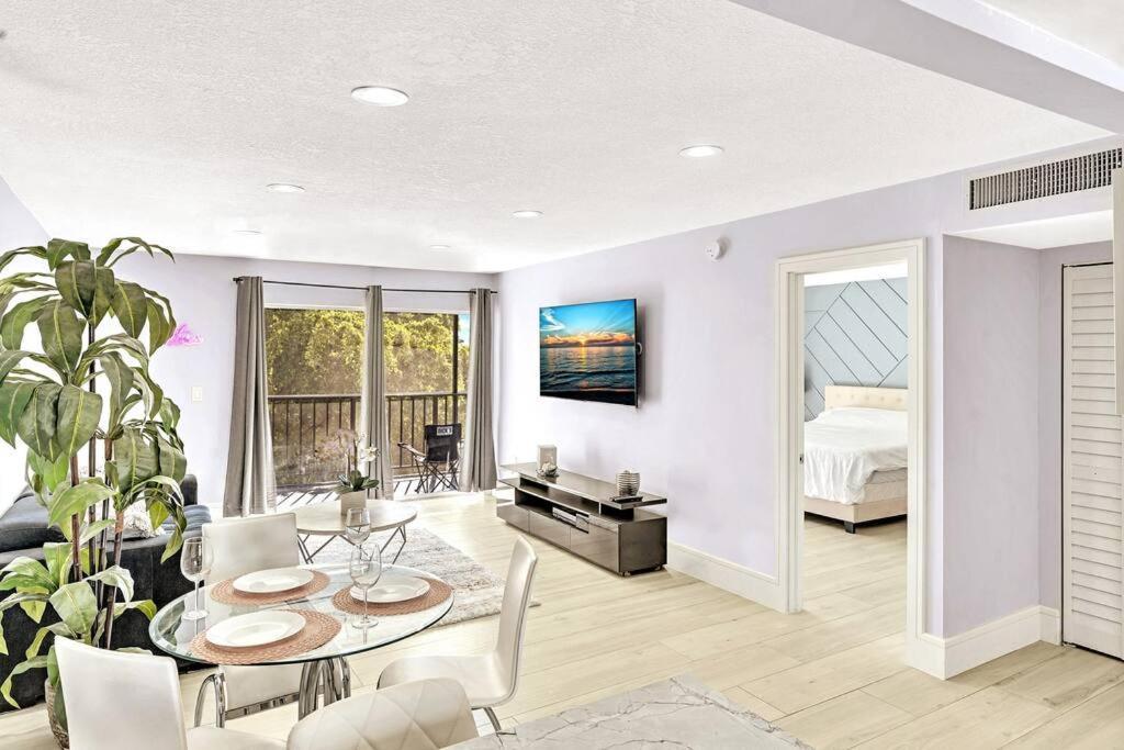 One Bedroom Steps Away From The Beach! Sunny Isles Beach Exterior photo