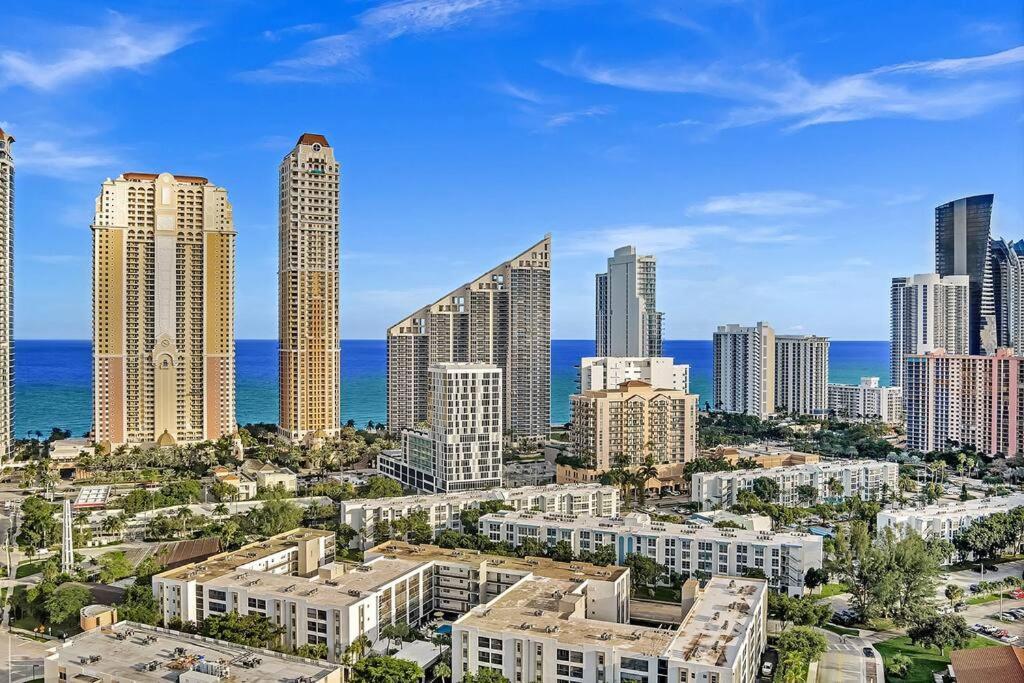 One Bedroom Steps Away From The Beach! Sunny Isles Beach Exterior photo